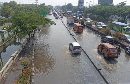 Jalan Kaligawe Semarang Mulai Bisa Dilalui Kendaraan