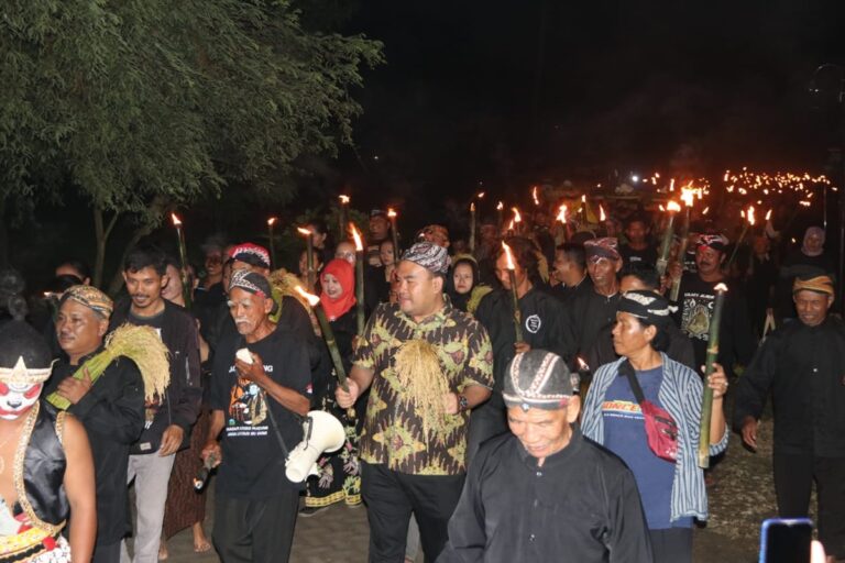 Meriah, Kirab Obor Peringatan 117 Tahun Perjuangan Samin Surosentiko