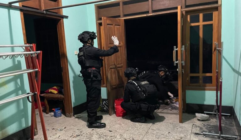 Racik Mercon Pakai Cobek Seperti Bikin Sambal?