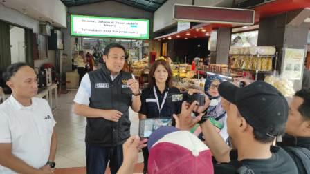 Wakil Ketua Komisi Komunikasi dan Edukasi BPKN Pantau Pasar di Tangerang Selatan