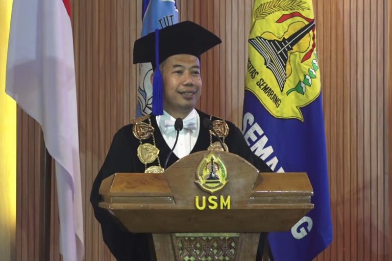 Rektor USM Dr Supari Wisuda 1044 Lulusan