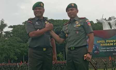 Pangdam IV/Diponegoro, Mayjen TNI Deddy Suryadi foto bersama Wakasad, Mayjen TNI Tandyo Budi R seusai acara serah terima jabatan.