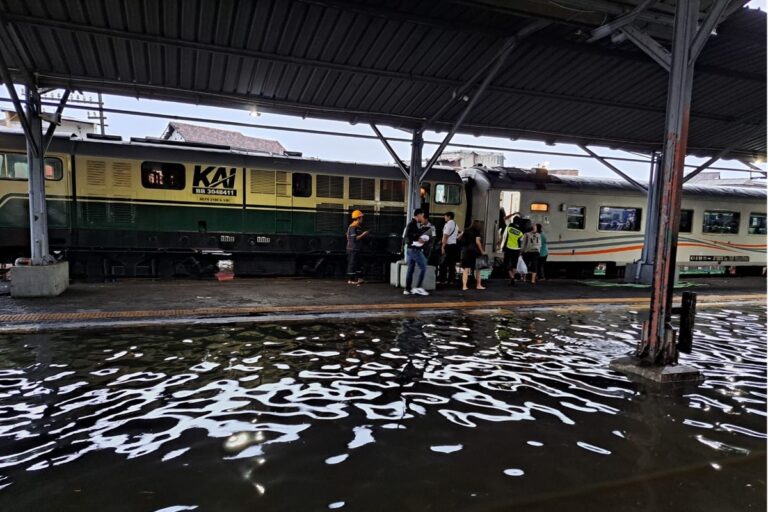Stasiun Tawang Direndam Banjir, Pelayanan Penumpang Dialihkan ke Semarang Poncol