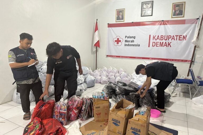 USM Terjunkan Mahasiswa Bantu Korban Banjir di Demak