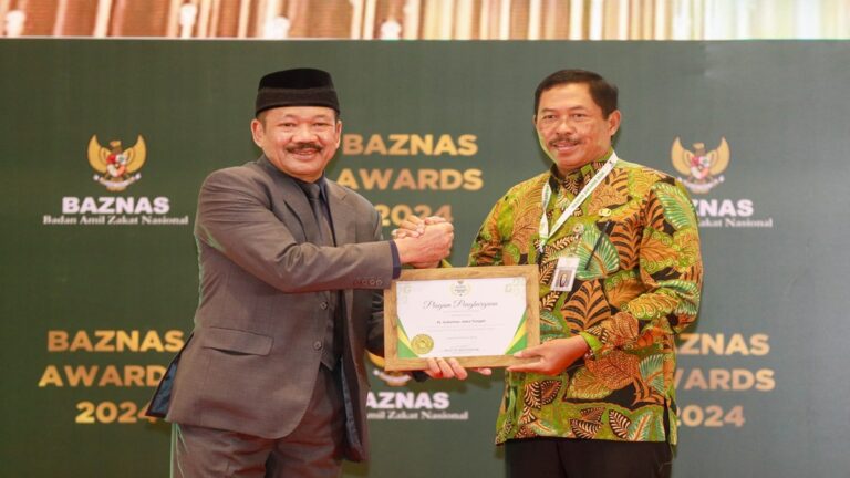 Jadi Pendukung Pengelolaan Zakat Terbaik, Pj Gubernur Jateng Terima Penghargaan Baznas RI