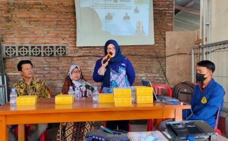 Tim PkM USM Beri Pelatihan Aplikasi Tabungan Sampah kepada Nasabah Bank Sampah Resik Kutha Kota Surakarta