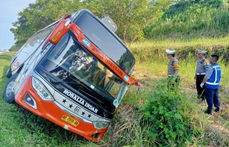 Bus Rosalia Indah Alami Kecelakaan di Tol Weleri Kendal, 7 Orang Tewas dan 15 Luka