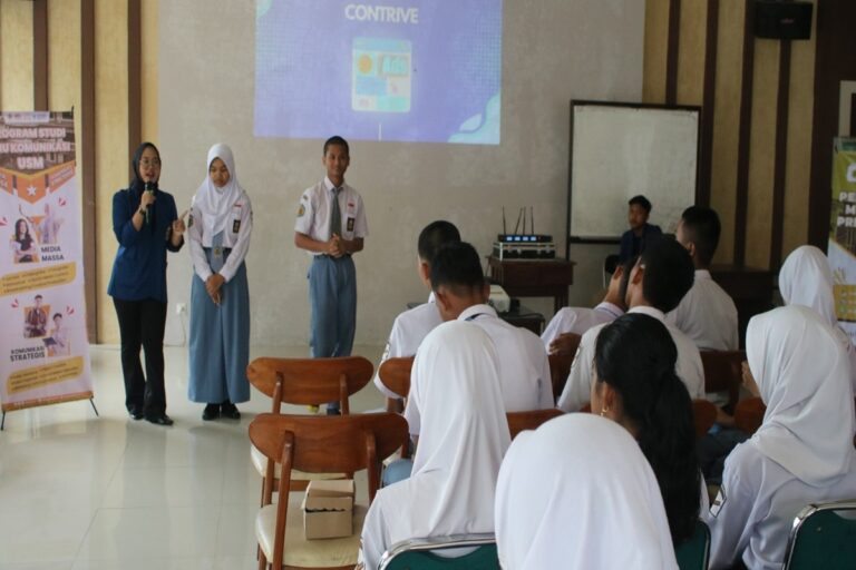 Mahasiswa Ilkom USM Gelar Pelatihan Presenter di SMKN 1 Semarang