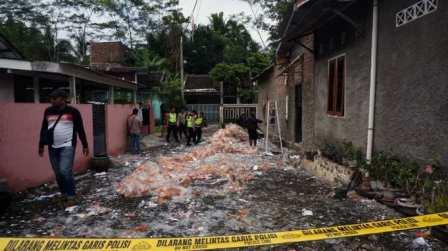 Lima Rumah dan 1 Mobil Rusak Terkena Ledakan Balon Udara Jatuh