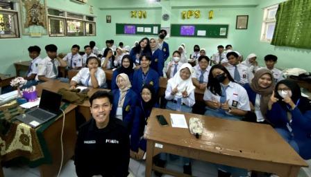 Tim PkM Mahasiswa Ilkom USM Beri Pelatihan Fotografi Jurnalistik di SMA Instindo Semarang