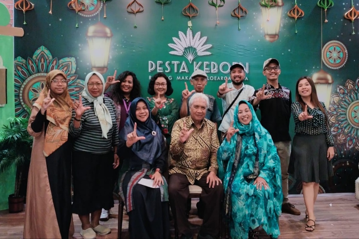 Sebagian peserta Rapat Persiapan Pengukuhan Satupena Kota Semarang dan Halal Bihalal berfoto bersama di Resto Pesta Keboen, 15 April 2024. (Foto: Dok. Satupena)