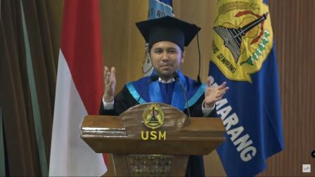 Wakil Gubernur Jatim, Emil Elestianto Dardak Wisudawan Terbaik PWK USM