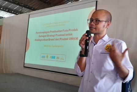 Tim PkM USM Dampingi UMKM Sendangmulyo dalam Pembuatan Foto Produk untuk Strategi Promosi