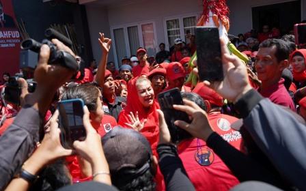 Relawan dan pendukung yang ikut mengantar Hevearita Gunaryanti Rahayu mengembalikan formulir pendaftaran calon kepala daerah di kantor DPC PDI Perjuangan Kota Semarang, Sabtu (18/5/2024).