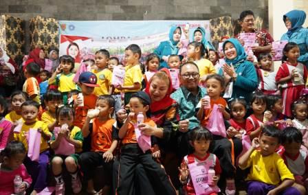 Wali Kota Semarang, Hevearita Gunaryantu Rahayu bersama Ketua Tim Penggerak (TP) PKK Kota Semarang, Alwin Basri dan anak-anak saat menghadiri Perayaan Hari Kesatuan Gerakan (HKG) Pemberdayaan Kesejahteraan Keluarga (PKK) ke-52 Kota Semarang di Gedung Taman Budaya Raden Saleh, Kamis (30/5/2024).