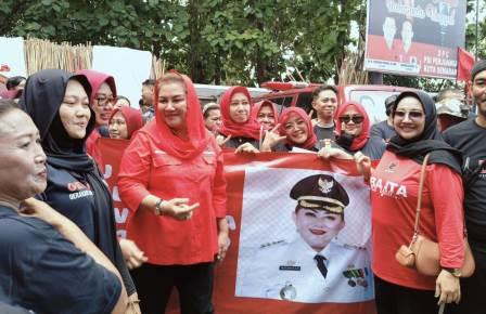 : Relawan GERDU-KITA saat mengantar Hevearita Gunaryanti Rahayu mengambil formulir pendaftaran calon wali kota di Kantor DPC PDI Perjuangan Kota Semarang, Sabtu (11/5/2024).