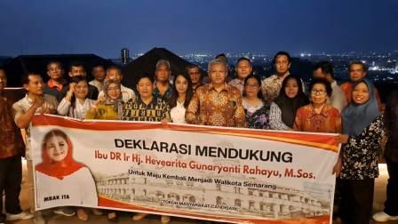 Deklarasi dukungan kepada Mbak Ita untuk maju kembali di Pilwakot Semarang 2024 yang dilakukan warga Kecamatan Candisari, Kota Semarang, Jumat malam (10/5/2024).