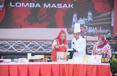 Wali Kota Semarang, Hevearita Gunaryanti Rahayu saat mempraktikkan memasak dengan bahan lokal di hari terakhir Semarang Introducing Market di Lapangan Pancasila Simpanglima, Minggu (5/5/2024).