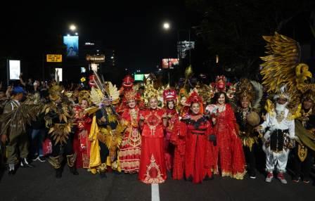 Wali Kota Semarang, Hevearita Gunaryanti Rahayu ikut memeriahkan perayaaan Semarang Night Carnival 2024 (SNC) 2024 yang digelar pada Sabtu (4/5/2024) malam.