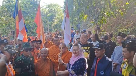 Wali Kota Semarang Hevearita Gunaryanti Rahayu melepas rombongan bhikkhu thudong di Vihara Sima 2500 Buddha Jayanti, Bukit Kassapa, Pudakpayung, Banyumanik, Kamis (16/5/2024).