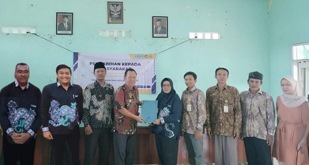 Tim PKM FT USM Beri Pendampingan Perbaikan Jalan Utama Desa Brambang