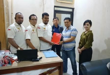 Ketua Umum DPP LPHI Balia Reza Maulana menyerahkan dokumen terkait pendirian Posbakum Indonesia kepada Suwardi sebagai Ketua Yayasan Posbakum Indonesia, Jumat, 10 Mei 2024 di Semarang.(dok)