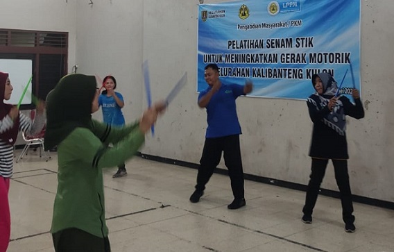 Tim PkM USM Beri Pelatihan Senam Stik ke Warga Kalibanteng