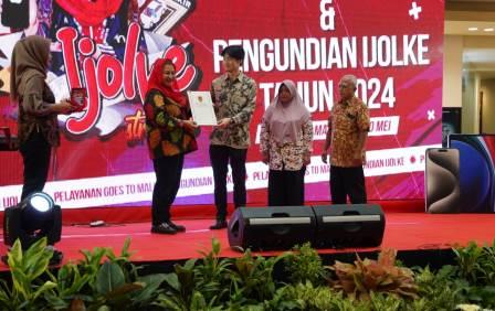 Wali Kota Semarang, Hevearita Gunaryanti Rahayu menyerahkan hadiah undian Program Ijolke Kota Semarang di Paragon Mall, Kamis (30/5/2024).