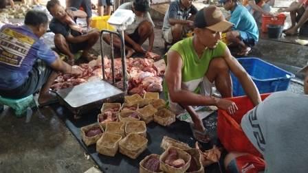 Penggunaan bahan non-plastik untuk pembagian daging kurban di beberapa wilayah di Kota Semarang saat Hari Raya Idul Adha 1445 Hijriah