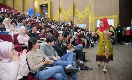 Wali Kota Semarang, Hevearita Gunaryanti Rahayu menyapa para peserta mengikuti audisi Indonesian Idol Season XIII di Gedung Ki Narto Sabdo Kawasan Taman Batu Raden Saleh (TBRS) Kota Semarang, Jumat (28/6/2024).