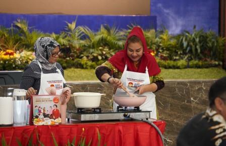Wali Kota Semarang, Hevearita Gunaryanti Rahayu bersama Penasehat DWP BKKBN Dr Reni Hasto Wardoyo melakukan demo masak menu stunting dari buku resep Megawati Soekarnoputri di Balai Diponegoro Semarang, Jumat (28/6/2024).