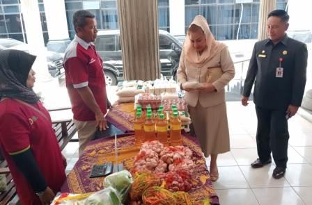 Wali Kota Semarang, Hevearita Gunaryanti Rahayu meninjau stand aneka komoditas pangan saat membuka acara Edukasi &Talkshow Pangan dan Gizi yang digelar Dinas Ketahanan Pangan Kota Semarang di Aula Balaikota Semarang, baru-baru ini.