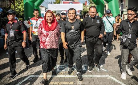 Kapolda Jateng dan Wali Kota Semarang Jalan Sehat Bersama Ribuan Warga Sampangan