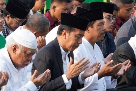 Presiden RI Joko Widodo (Jokowi) mengikuti Salat Idul Adha di Simpanglima, Kota Semarang, pada Senin (17/6/2024).