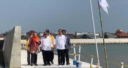 Presiden RI, Joko Widodo didampingi Wali Kota Semarang, Hevearita Gunaryanti Rahayu mengecek proyek penanganan banjir dan rob untuk wilayah Pesisir Utara di wilayah Tambaklorok, Kecamatan Semarang Utara, Kota Semarang, Senin (17/6/2024).