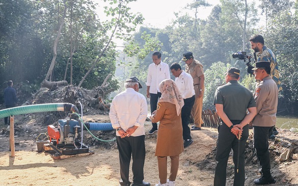 Presiden Jokowi Didampingi Nana Sudjana Tinjau Bantuan Pompa Air Lahan Pertanian di Klaten