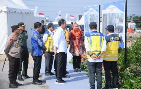 Presiden Joko Widodo (Jokowi) didampingi Menteri PUPR, Basuki Hadimuljono, Pj Gubernur Jateng, Nana Sudjana, dan Wali Kota Semarang, Hevearita Gunaryanti Rahayu saat mengunjungi proyek pembangunannya tanggul laut atau sheet pile di Kampung Tambaklorok, Kota Semarang, Senin (17/6/2024).