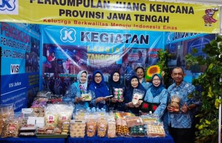 Stan Perkumpulan Juang Kencana Jawa Tengah meramaikan Pameran UUPKA dan UMKM dalam rangka peringatan Hari Keluarga Nasional 2024 di Lapangan Simpang Lima, Semarang.
