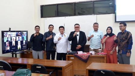 Ketua DPD Ikadin Jawa Tengah, Dr Aan Tawli SH MH bersama Kaprodi Magister Hukum Universitas Semarang Dr Drs Kukuh Sudarmanto BA S Sos SH MM MH dan mahasiswa Angkatan XIX S2 USM foto bersama seusai memberikan kuliah sebagai dosen praktisi secara hybrid system.