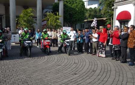 Wali Kota Semarang, Hevearita Gunaryanti Rahayu mengenalkan alat pendeteksi polusi udara bernama Si Puber (Sistem dan Instrumen Pemantauan Kualitas Udara Bergerak) di halaman Bali Kota Semarang, Sabtu (1/6/2024).