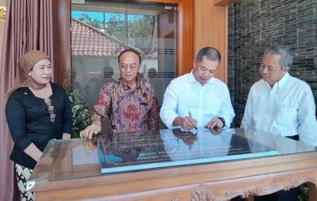 Prof Sudharto Resmikan Museum USM