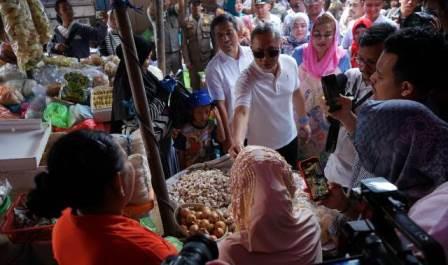 Menteri Perdagangan (Mendag) RI, Zulkifli Hasan didampingi Wali Kota Semarang, Hevearita Gunaryanti Rahayu memantau stok dan harga bahan pokok di Pasar Karangayu, Kota Semarang, Sabtu (8/6/2024).