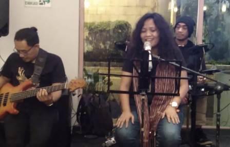 Penampilan anggota Satupena Jawa Tengah Linda Mutiara Lomban Tobing diiringi grup band The Jumpers di Hotel Grand Candi.