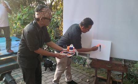 Lurah Sadeng Gunungpati Puguh Priyambodo ketika meresmikan Komunitas Pinggir Jurang dengan mengawali lukisan pada kanvas di Kompleks Perumahan Bukit Manyaran Permai