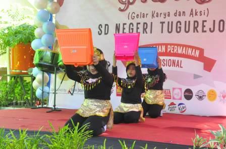 Salah satu penampilan karya dan aksi siswi SDN Tugurejo 2 Tugu Kota Semarang dengan subtema permainan tradisional