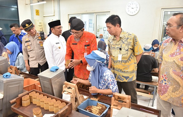 Pemprov Jateng Salurkan Bantuan DBHCHT kepada 32.000 Pekerja