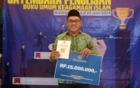 Fungsionaris Satupena Jawa Tengah Gunawan Trihantoro ketika menerima hadiah dari Kemenag berupa uang tunai Rp15 juta atas prestasinya ikut menulis naskah untuk Buku Umum Keagamaan Islam.