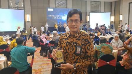 Sub Koordinator Jaminan Kesehatan dan Kemitraan Dinas Kesehatan Kota Semarang, Andreas Jatmiko menerima apresiasi kepatuhan Program JKN di Hotel Gumaya Kota Semarang, Selasa (25/6/2024).