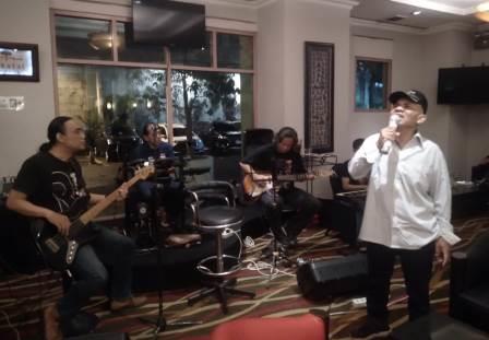 Penyair dari Satupena Jateng Yusri Yusuf sedang melantunkan puisi-puisinya diiringi Band Rexio di Hotel Grand Candi Semarang