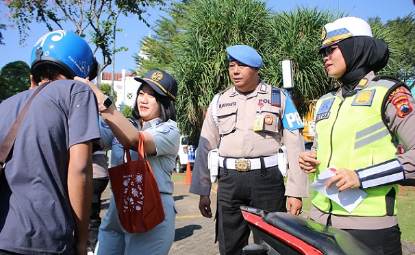 Hari Kedua Ops Patuh Candi 2024, Petugas Gabungan Bagikan Cinderamata kepada Pengendara